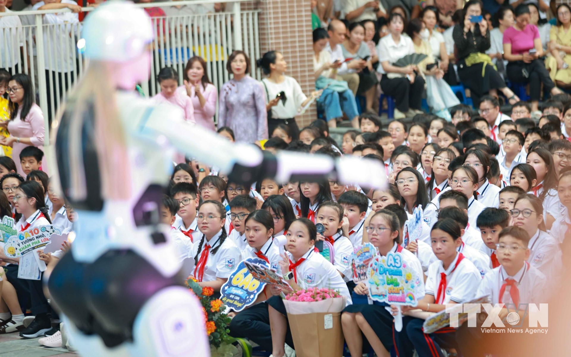 Học sinh hào hứng giao lưu cùng Robot AI hình người "AIMOGA". (Ảnh: Thanh Tùng/TTXVN)